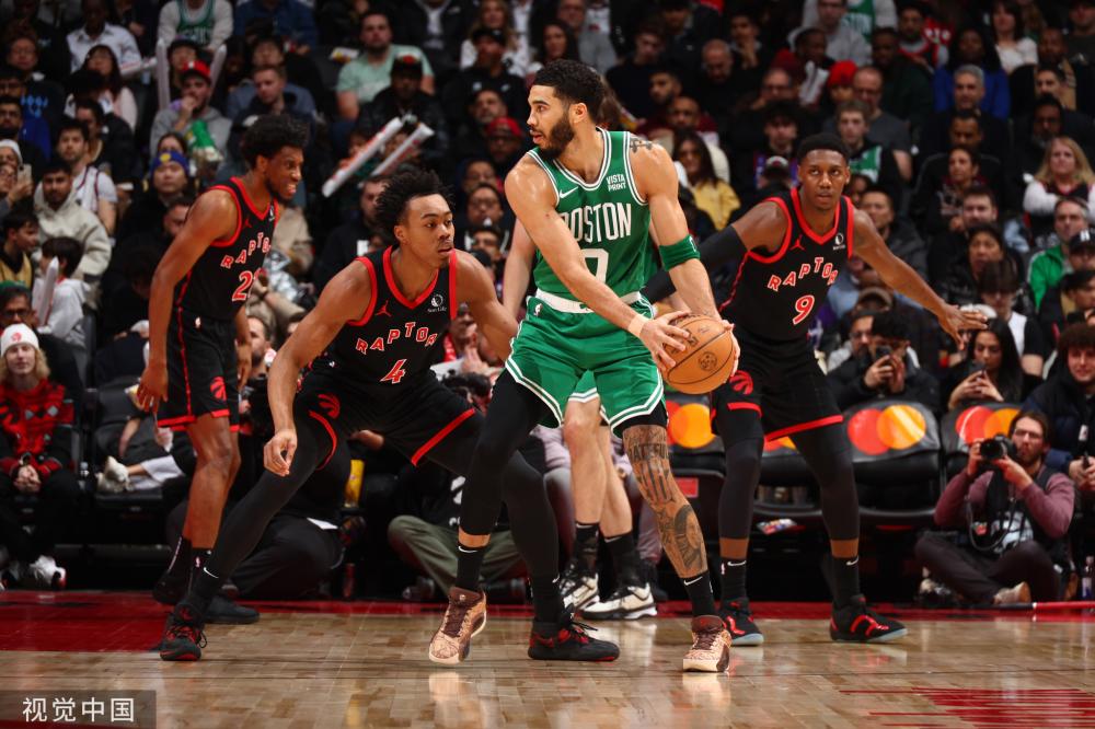 来收比赛？詹姆斯末节一上来连中两球，前三节6中0